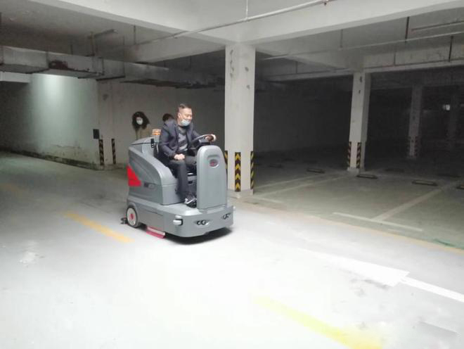 常州小区物业保洁不用人力改用驾驶式洗地机了